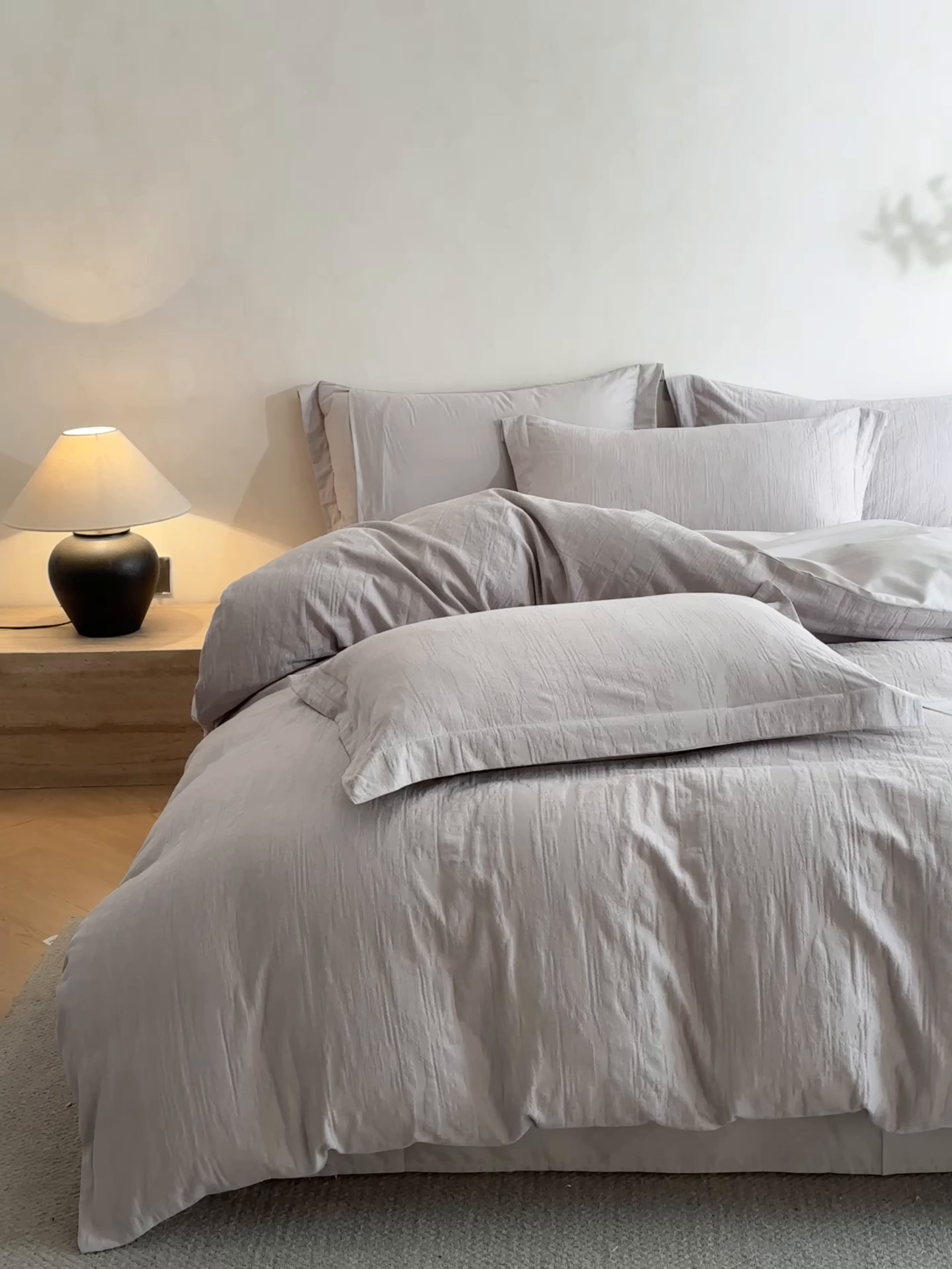 91家纺网 家纺一手货源 找家纺 笙意家纺 2025新款全棉纯棉60水洗亮面浮雕立体提花四件套 里约-银灰