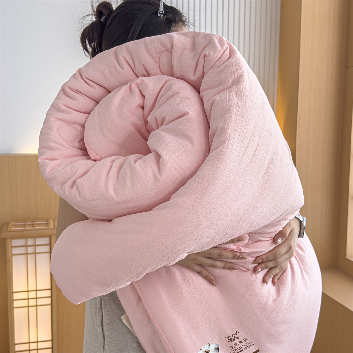 91家纺网 家纺一手货源 找家纺 默忆 2025新款A类木棉皱皱纱棉花被被子被芯 粉色