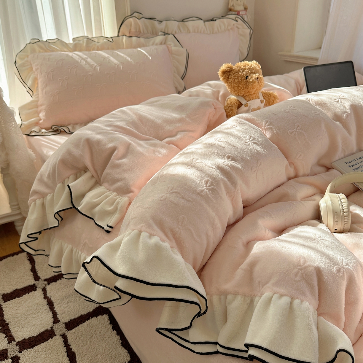 觅糖家纺 2025雕花绒荷叶边温柔蝴蝶结系列四件套 温柔蝴蝶结-裸粉