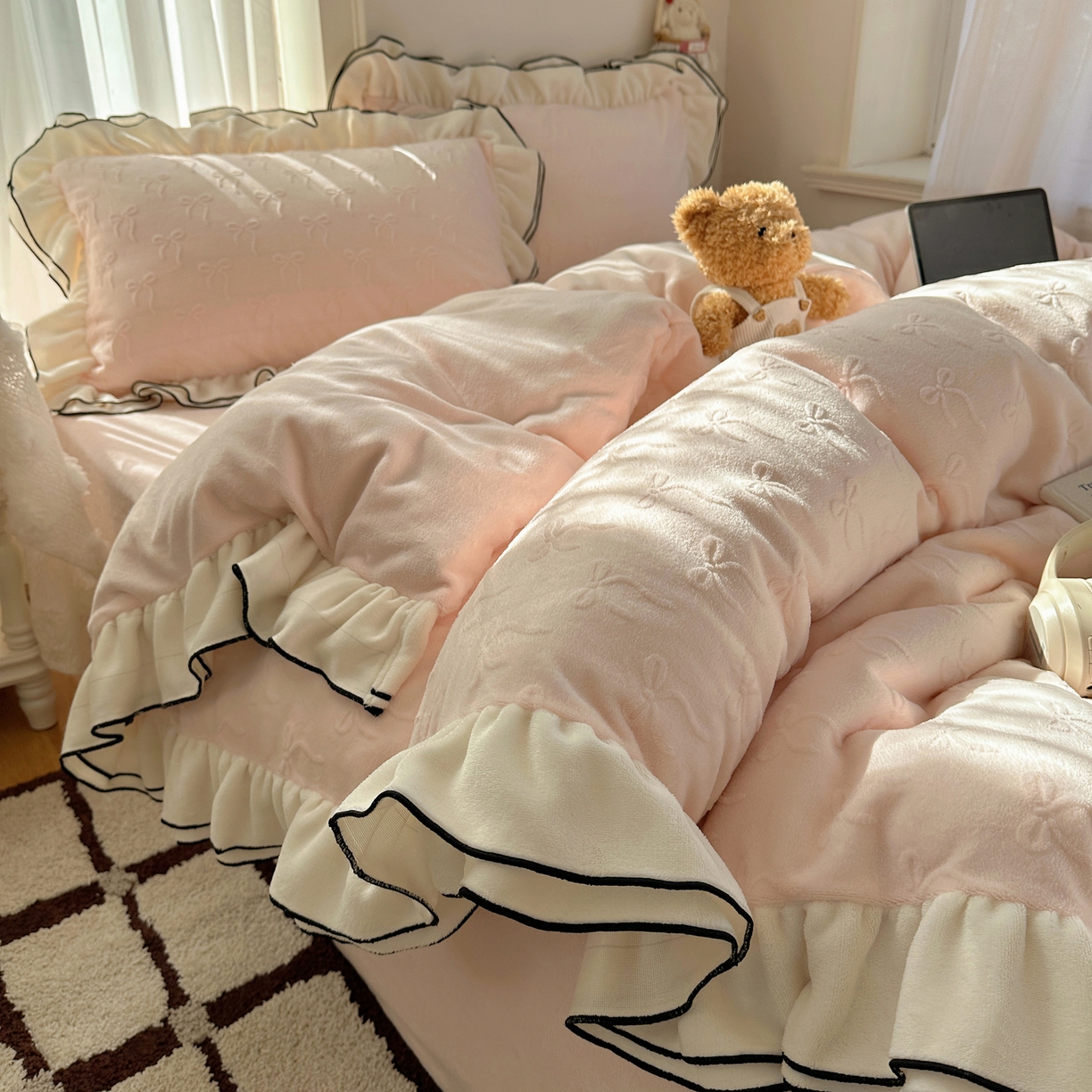 91家纺网 家纺一手货源 找家纺 觅糖家纺 2025雕花绒荷叶边温柔蝴蝶结系列四件套 温柔蝴蝶结-裸粉