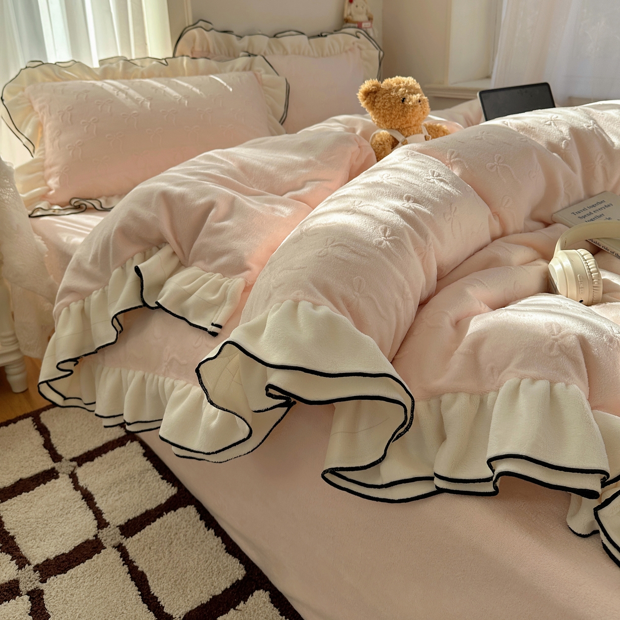 91家纺网 家纺一手货源 找家纺 觅糖家纺 2025雕花绒荷叶边温柔蝴蝶结系列四件套 温柔蝴蝶结-裸粉