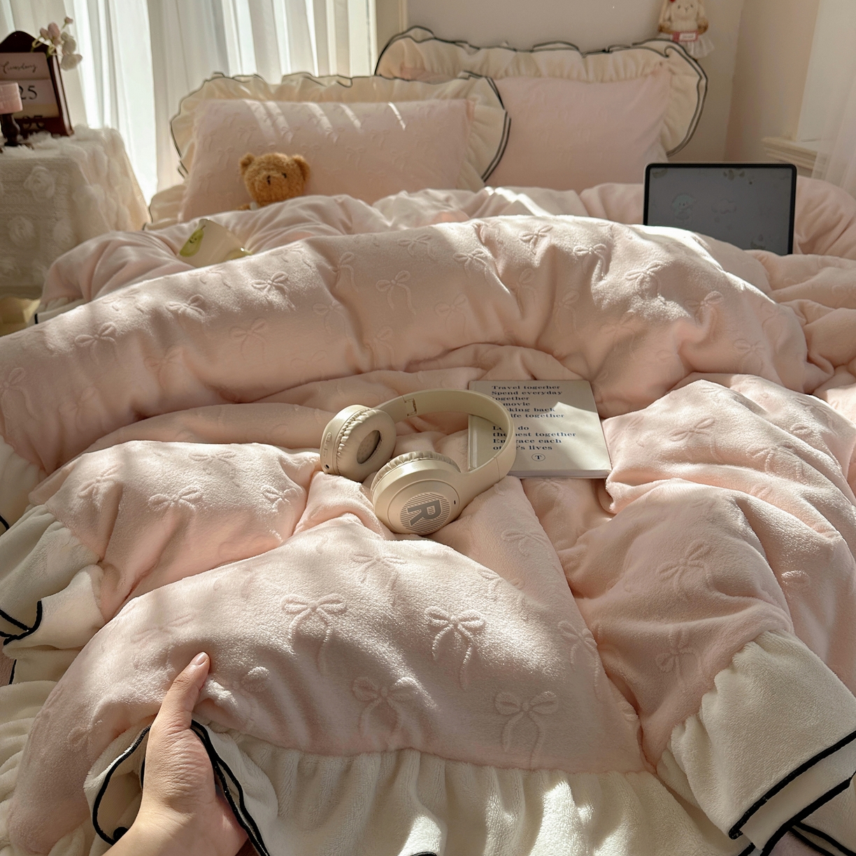 91家纺网 家纺一手货源 找家纺 觅糖家纺 2025雕花绒荷叶边温柔蝴蝶结系列四件套 温柔蝴蝶结-裸粉