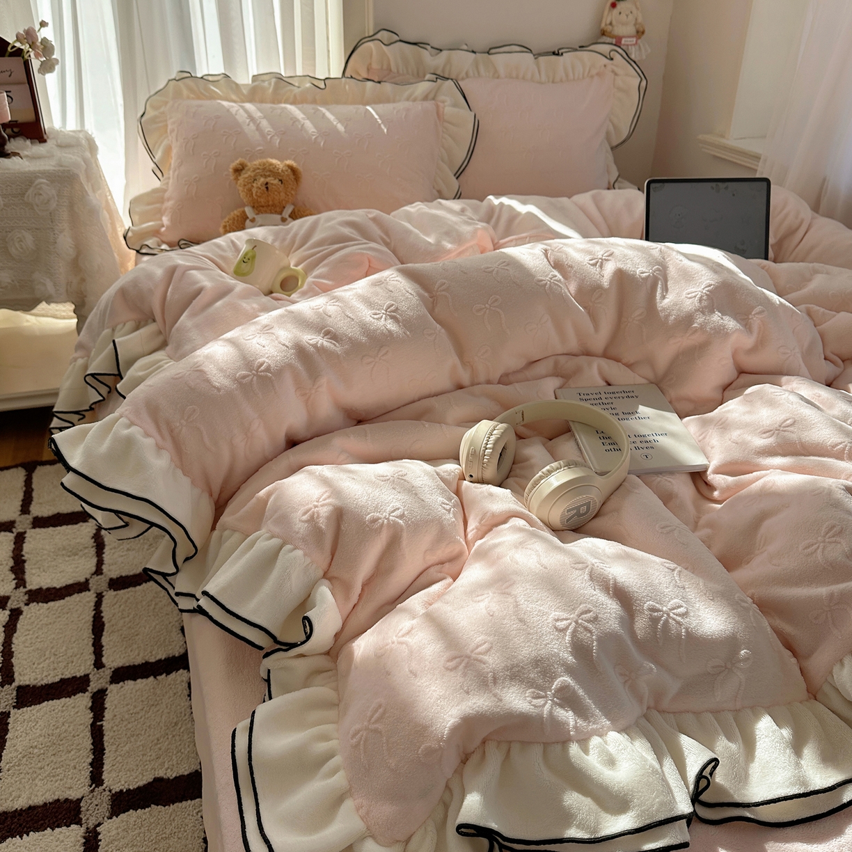 91家纺网 家纺一手货源 找家纺 觅糖家纺 2025雕花绒荷叶边温柔蝴蝶结系列四件套 温柔蝴蝶结-裸粉