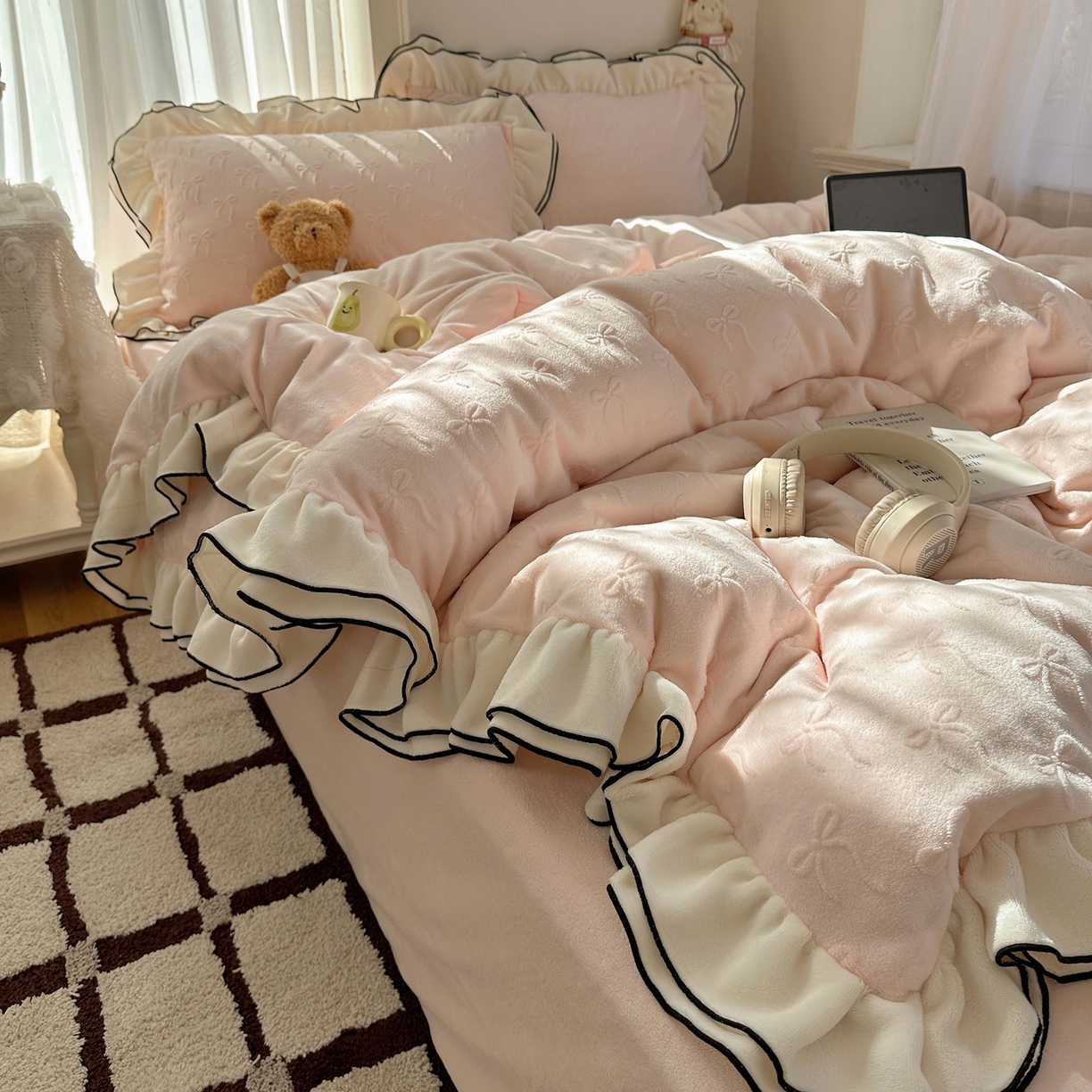 91家纺网 家纺一手货源 找家纺 觅糖家纺 2025雕花绒荷叶边温柔蝴蝶结系列四件套 温柔蝴蝶结-裸粉