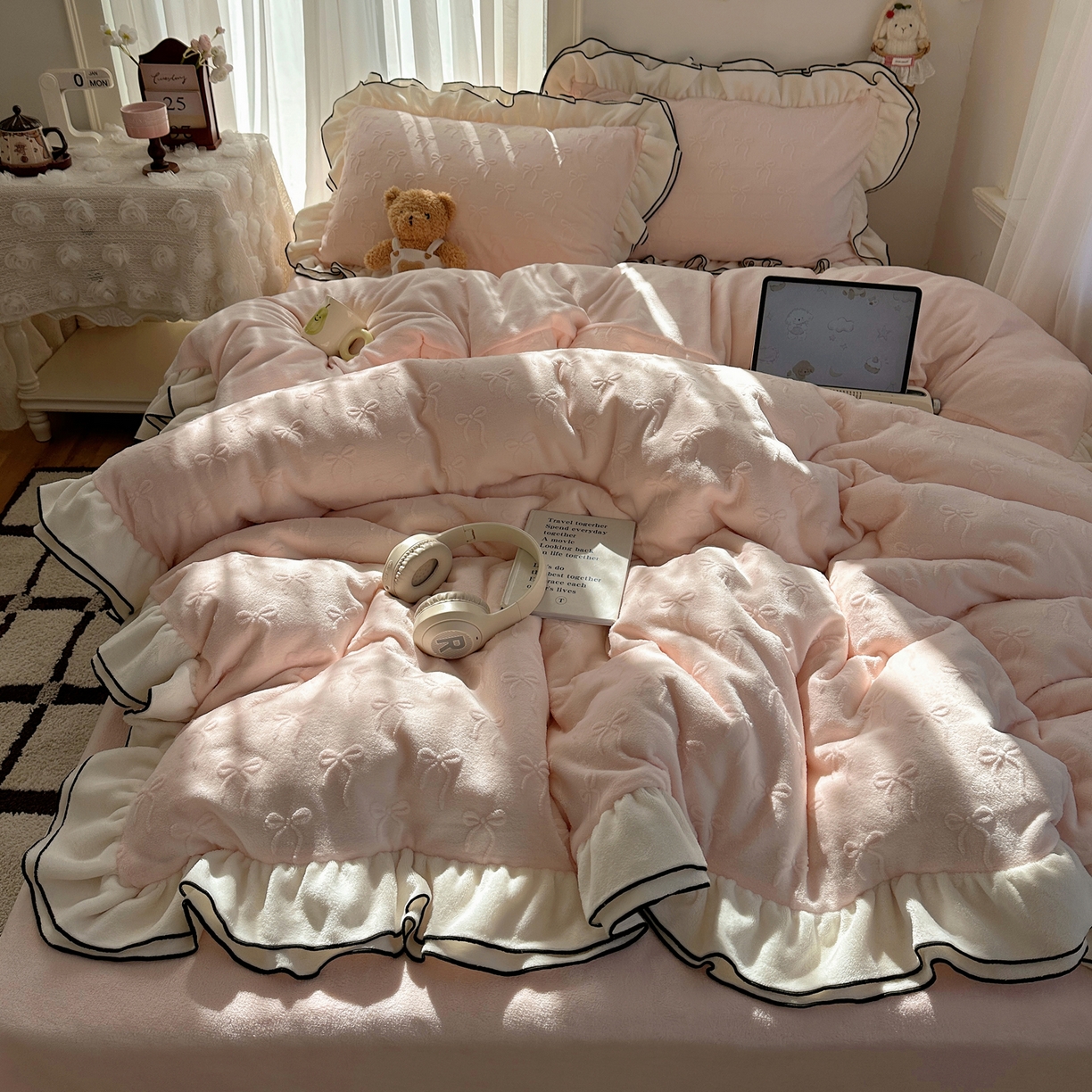 91家纺网 家纺一手货源 找家纺 觅糖家纺 2025雕花绒荷叶边温柔蝴蝶结系列四件套 温柔蝴蝶结-裸粉