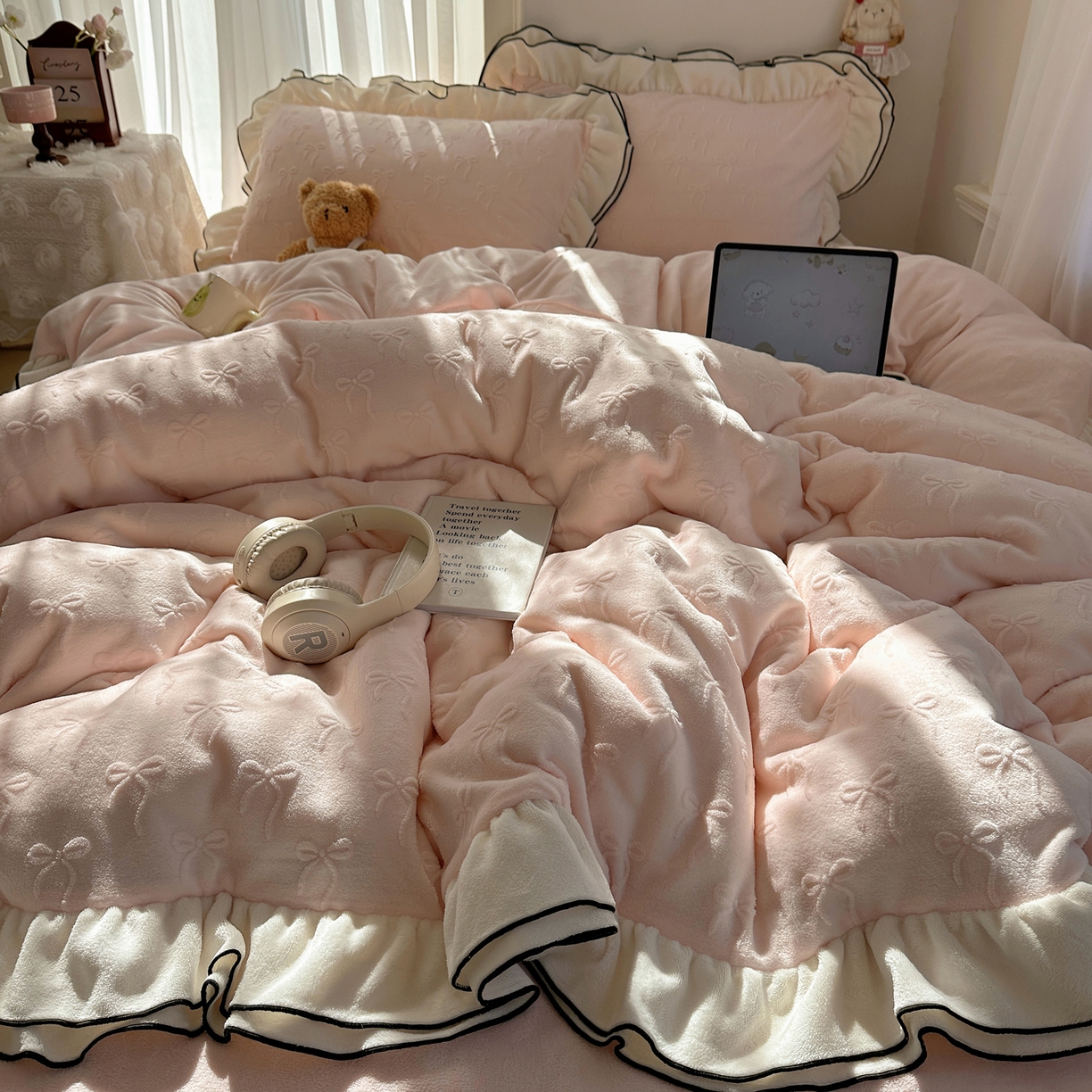 91家纺网 家纺一手货源 找家纺 觅糖家纺 2025雕花绒荷叶边温柔蝴蝶结系列四件套 温柔蝴蝶结-裸粉