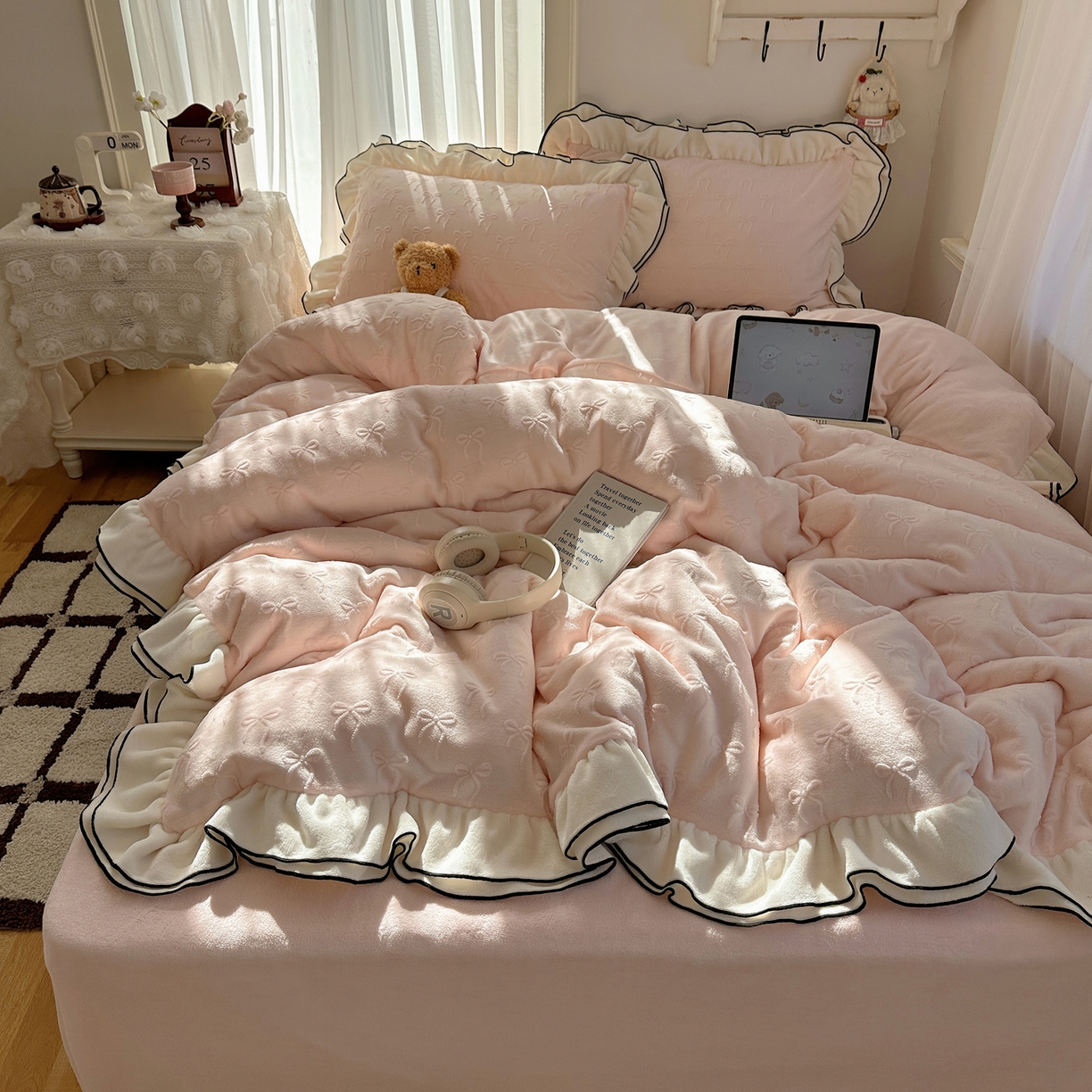 91家纺网 家纺一手货源 找家纺 觅糖家纺 2025雕花绒荷叶边温柔蝴蝶结系列四件套 温柔蝴蝶结-裸粉