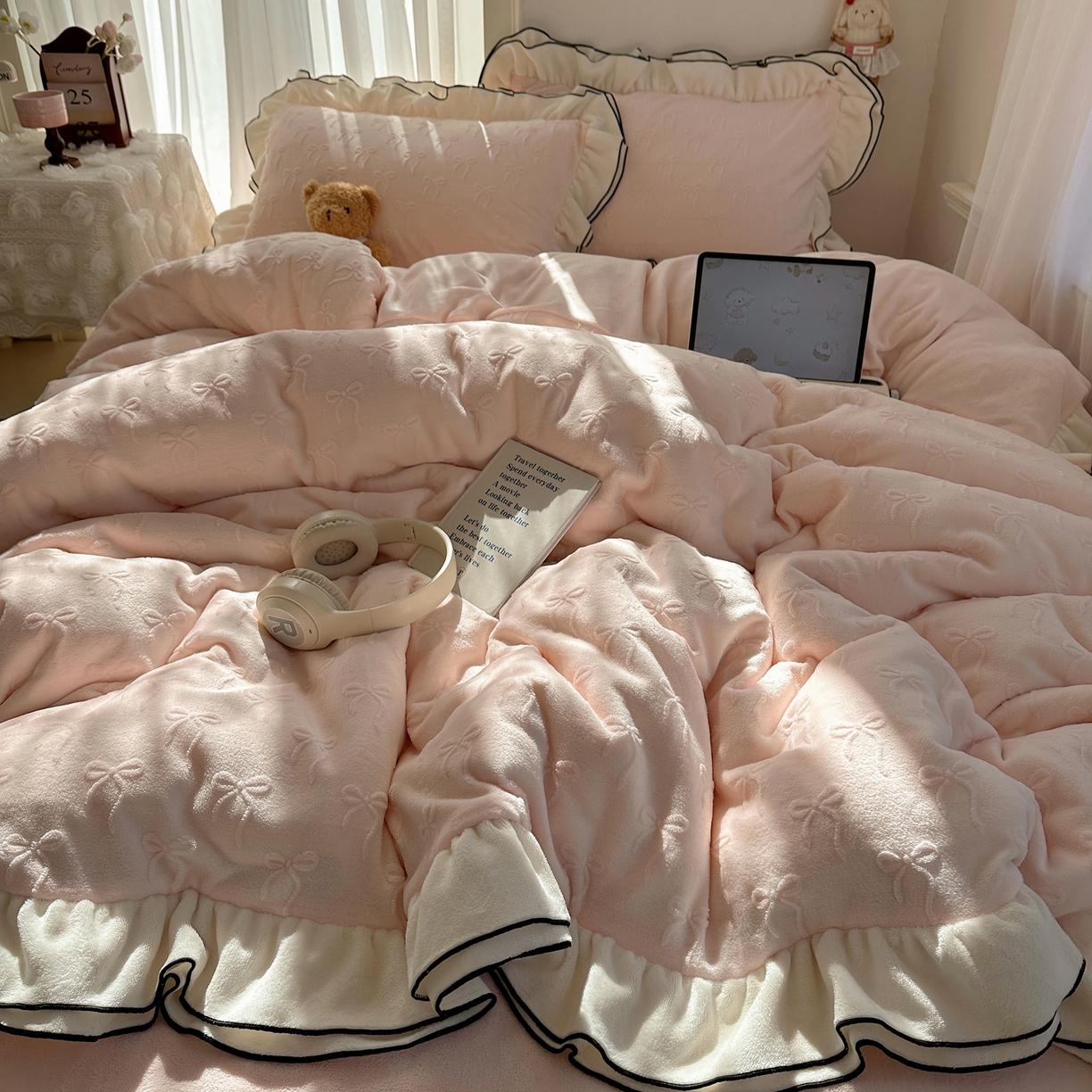 91家纺网 家纺一手货源 找家纺 觅糖家纺 2025雕花绒荷叶边温柔蝴蝶结系列四件套 温柔蝴蝶结-裸粉