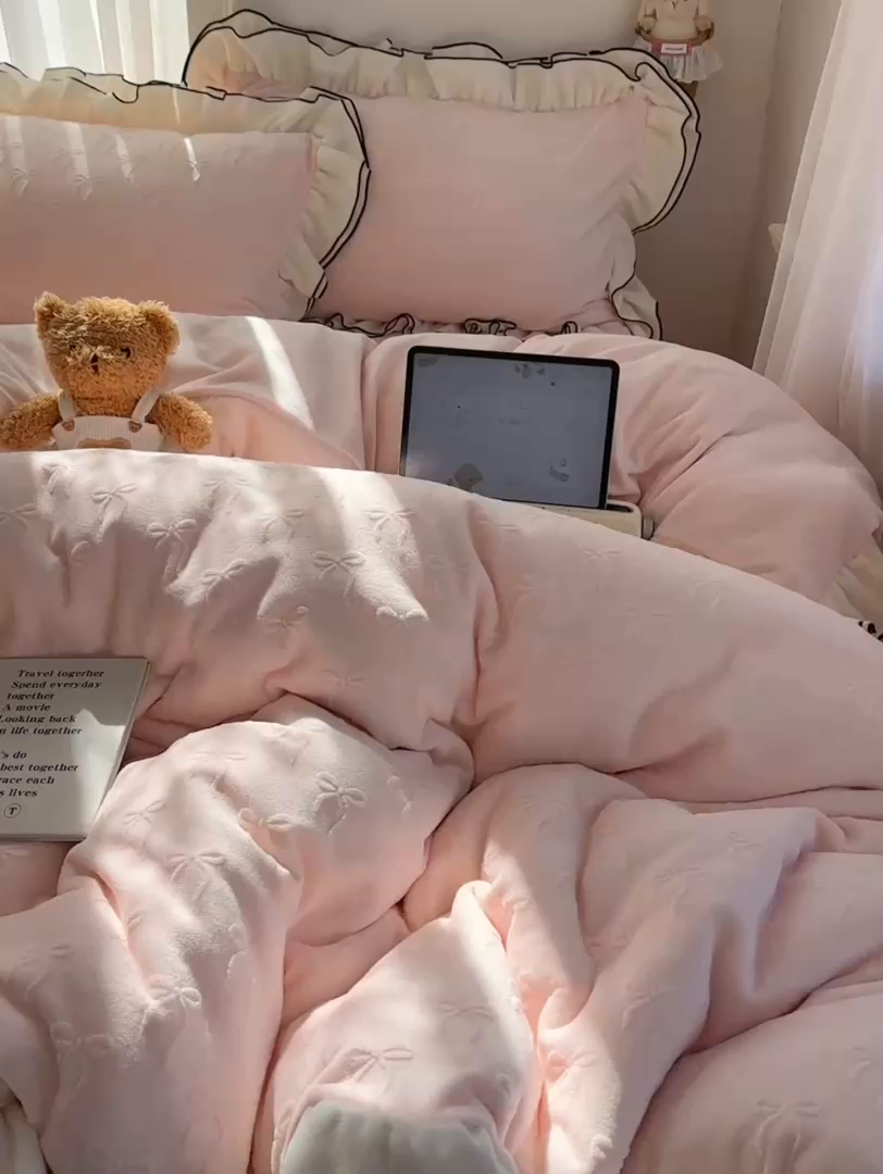 91家纺网 家纺一手货源 找家纺 觅糖家纺 2025雕花绒荷叶边温柔蝴蝶结系列四件套 温柔蝴蝶结-裸粉