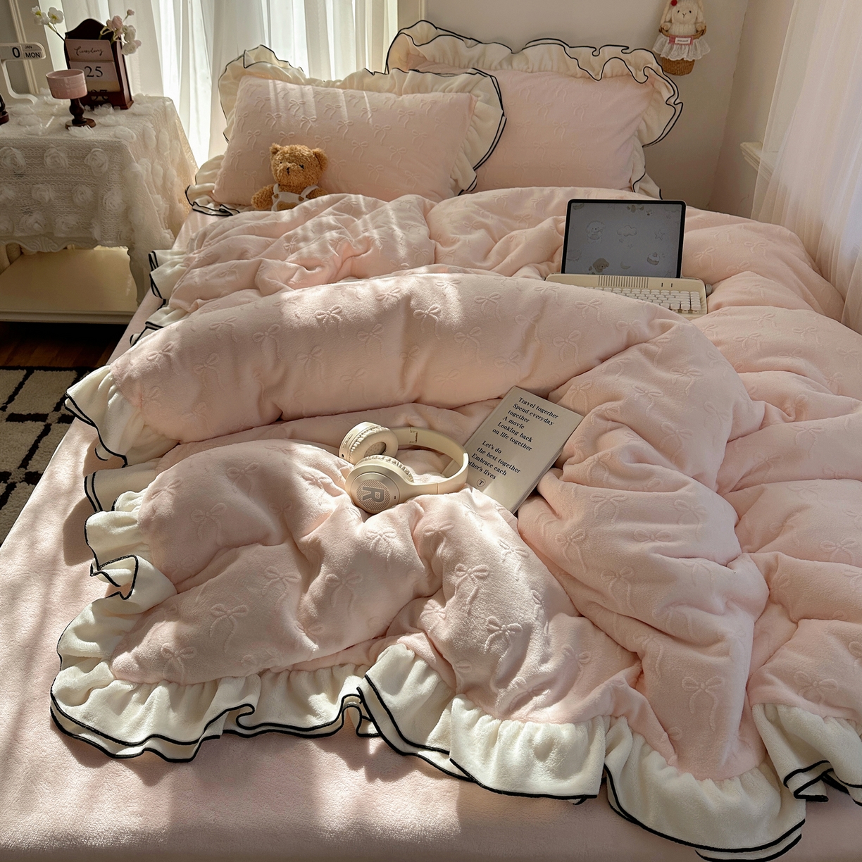 91家纺网 家纺一手货源 找家纺 觅糖家纺 2025雕花绒荷叶边温柔蝴蝶结系列四件套 温柔蝴蝶结-裸粉