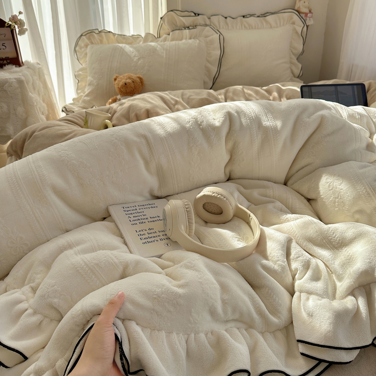 91家纺网 家纺一手货源 找家纺 觅糖家纺 2025雕花绒荷叶边温柔蝴蝶结系列四件套 温柔蝴蝶结-奶白