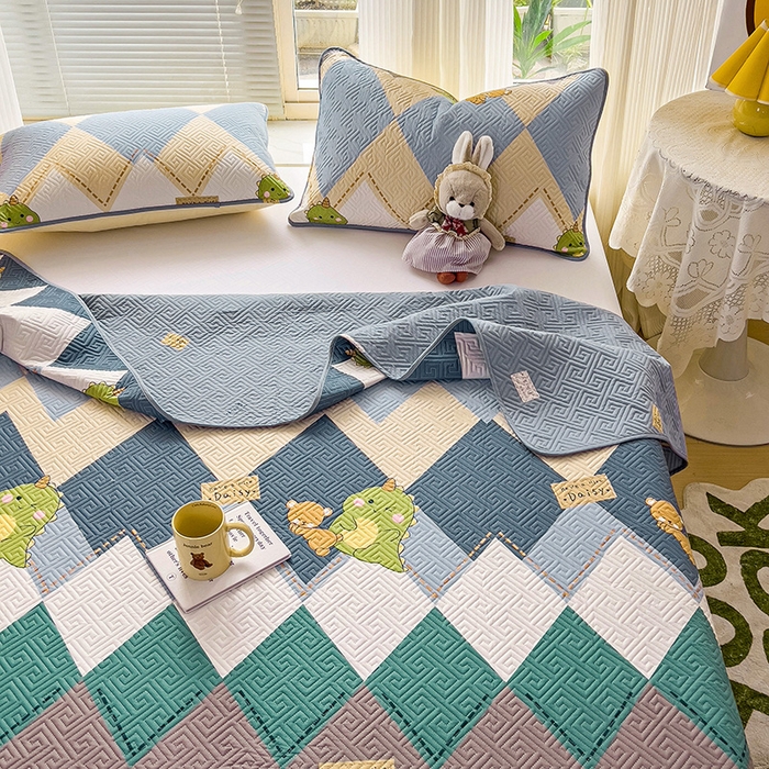 91家纺网 家纺一手货源 找家纺 羽爱家纺 2025新款A类全棉印花水洗床盖四件套系列 菱形恐龙