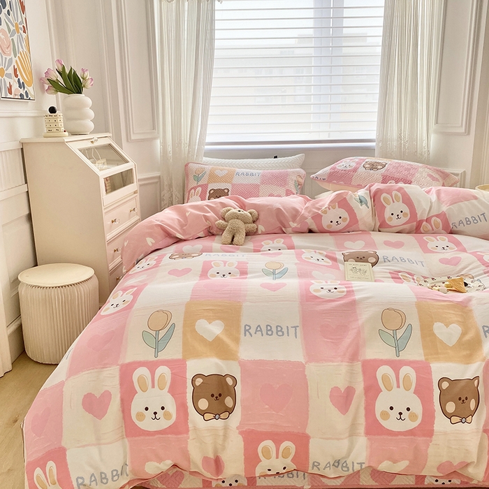 91家纺网 家纺一手货源 找家纺 羽爱家纺 2025新款A类全棉印花水洗床盖四件套系列 奶油兔