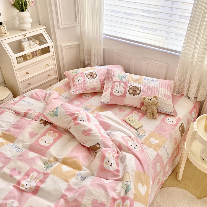 91家纺网 家纺一手货源 找家纺 羽爱家纺 2025新款A类全棉印花水洗床盖四件套系列 奶油兔