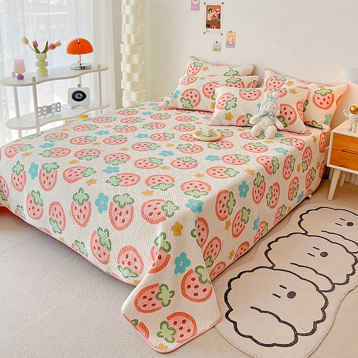 91家纺网 家纺一手货源 找家纺 羽爱家纺 新款A类全棉印花水洗床盖三件套系列 草莓物语