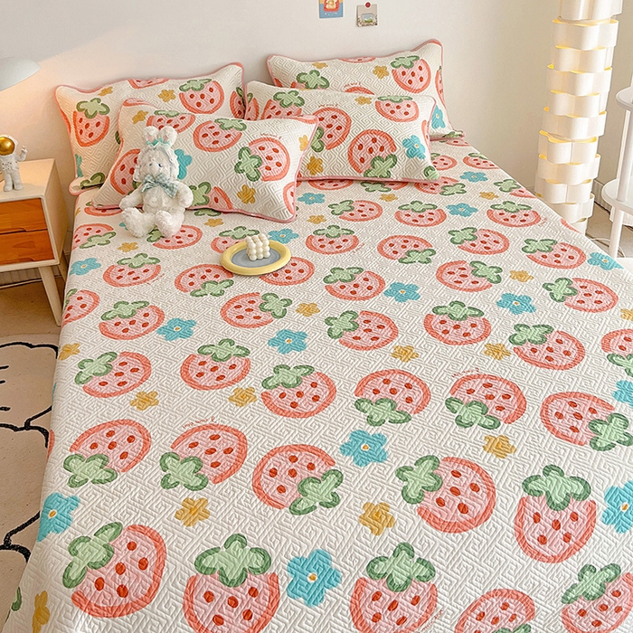 91家纺网 家纺一手货源 找家纺 羽爱家纺 新款A类全棉印花水洗床盖三件套系列 草莓物语