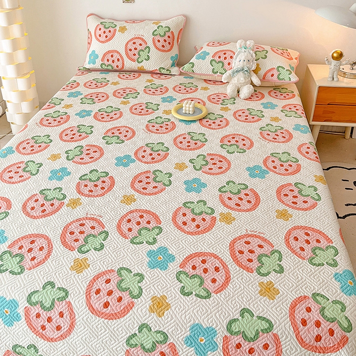 91家纺网 家纺一手货源 找家纺 羽爱家纺 新款A类全棉印花水洗床盖三件套系列 草莓物语