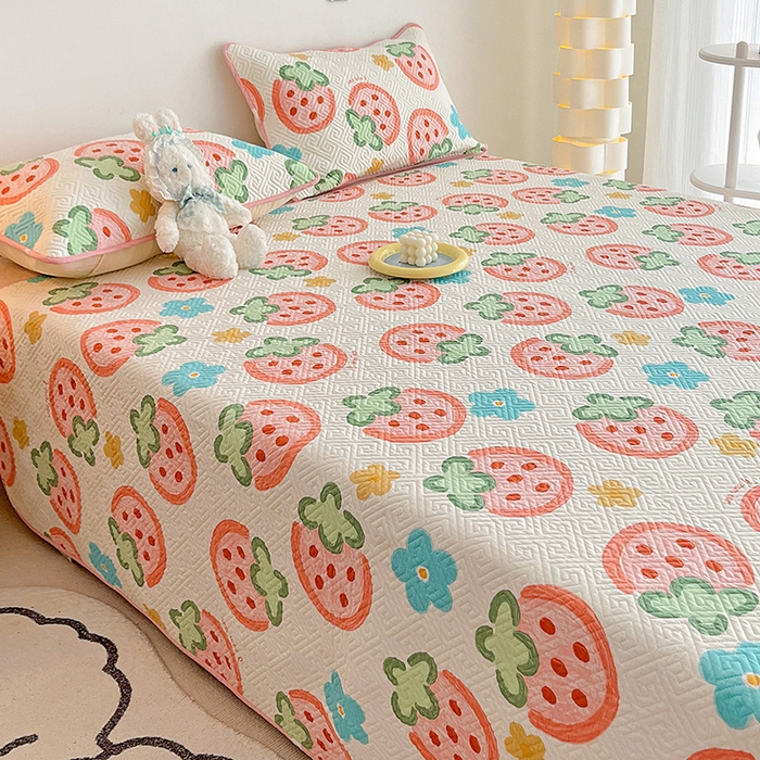 91家纺网 家纺一手货源 找家纺 羽爱家纺 新款A类全棉印花水洗床盖三件套系列 草莓物语