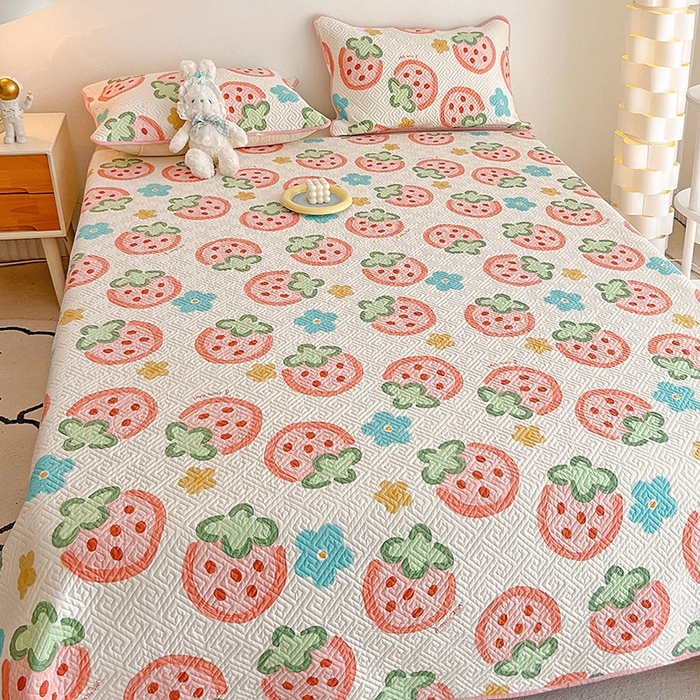 91家纺网 家纺一手货源 找家纺 羽爱家纺 新款A类全棉印花水洗床盖三件套系列 草莓物语