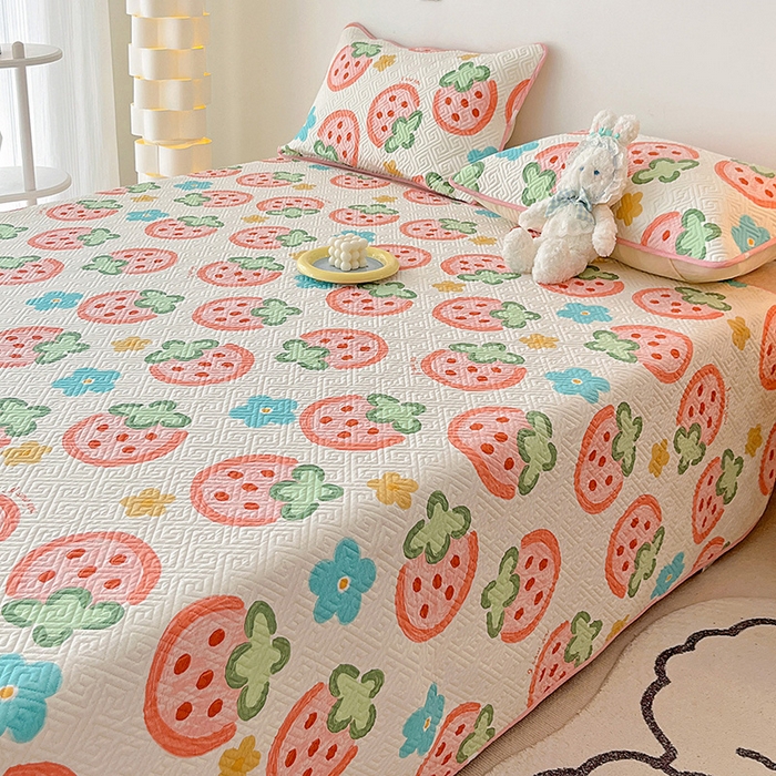 91家纺网 家纺一手货源 找家纺 羽爱家纺 新款A类全棉印花水洗床盖三件套系列 草莓物语