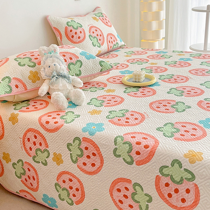 91家纺网 家纺一手货源 找家纺 羽爱家纺 新款A类全棉印花水洗床盖三件套系列 草莓物语