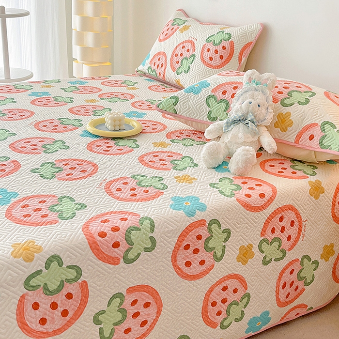 91家纺网 家纺一手货源 找家纺 羽爱家纺 新款A类全棉印花水洗床盖三件套系列 草莓物语