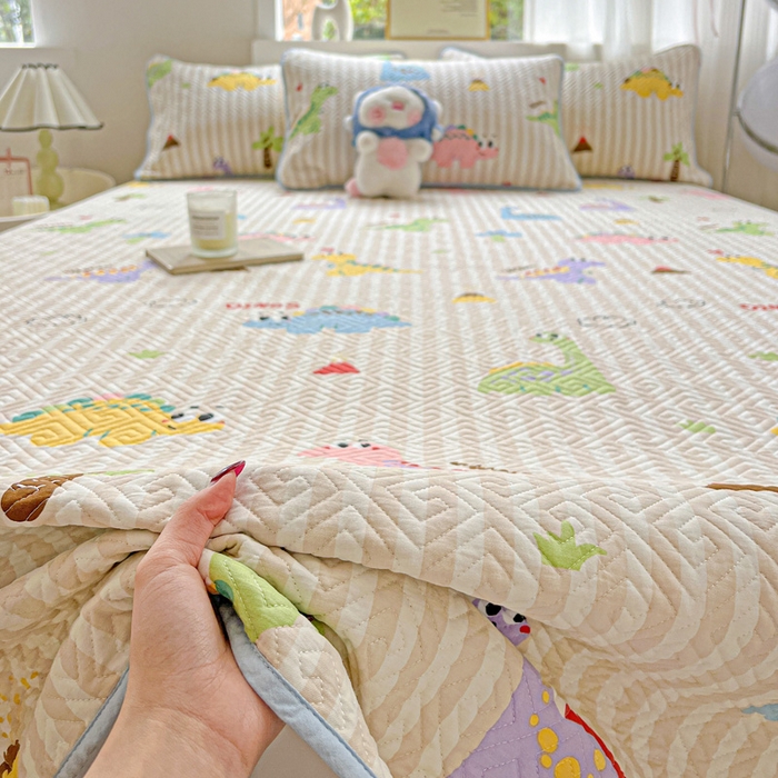 91家纺网 家纺一手货源 找家纺 羽爱家纺 2025新款A类全棉印花水洗床盖三件套系列 动漫恐龙