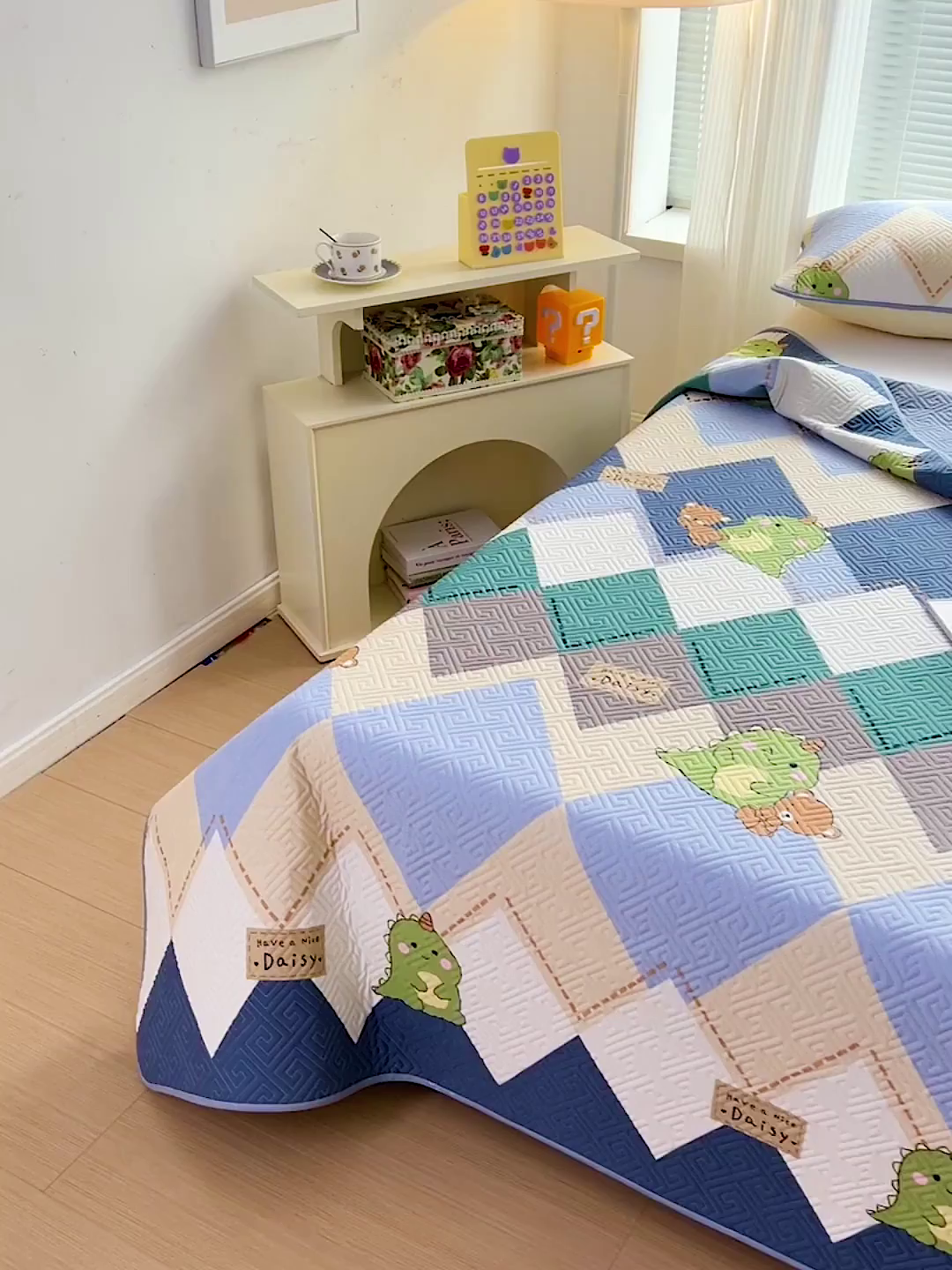 91家纺网 家纺一手货源 找家纺 羽爱家纺 2025新款A类全棉印花水洗床盖三件套系列 菱形恐龙