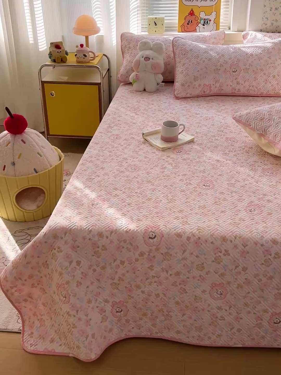 91家纺网 家纺一手货源 找家纺 羽爱家纺 2025新款A类全棉印花水洗床盖三件套系列 萌萌兔