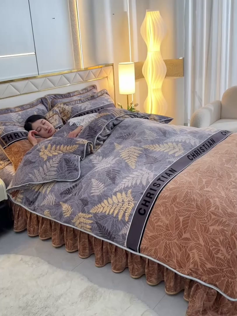 91家纺网 家纺一手货源 找家纺 （总）硕喜 2025新款新8.5斤法莱绒四件套珊瑚牛奶金貂绒四件套床裙款