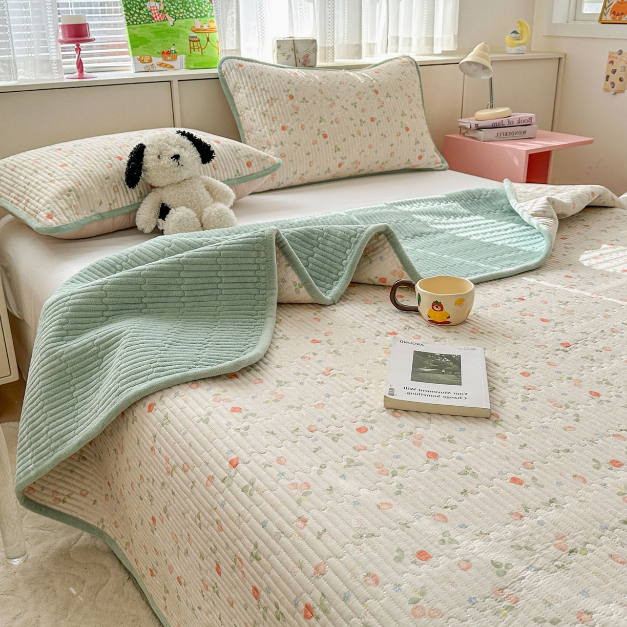 91家纺网 家纺一手货源 找家纺 恒尚居 2026新款纯棉牛奶绒床盖双面两用夹棉床单床垫-秋冬款 四季通用 清新草莓【A纯棉-B牛奶绒】