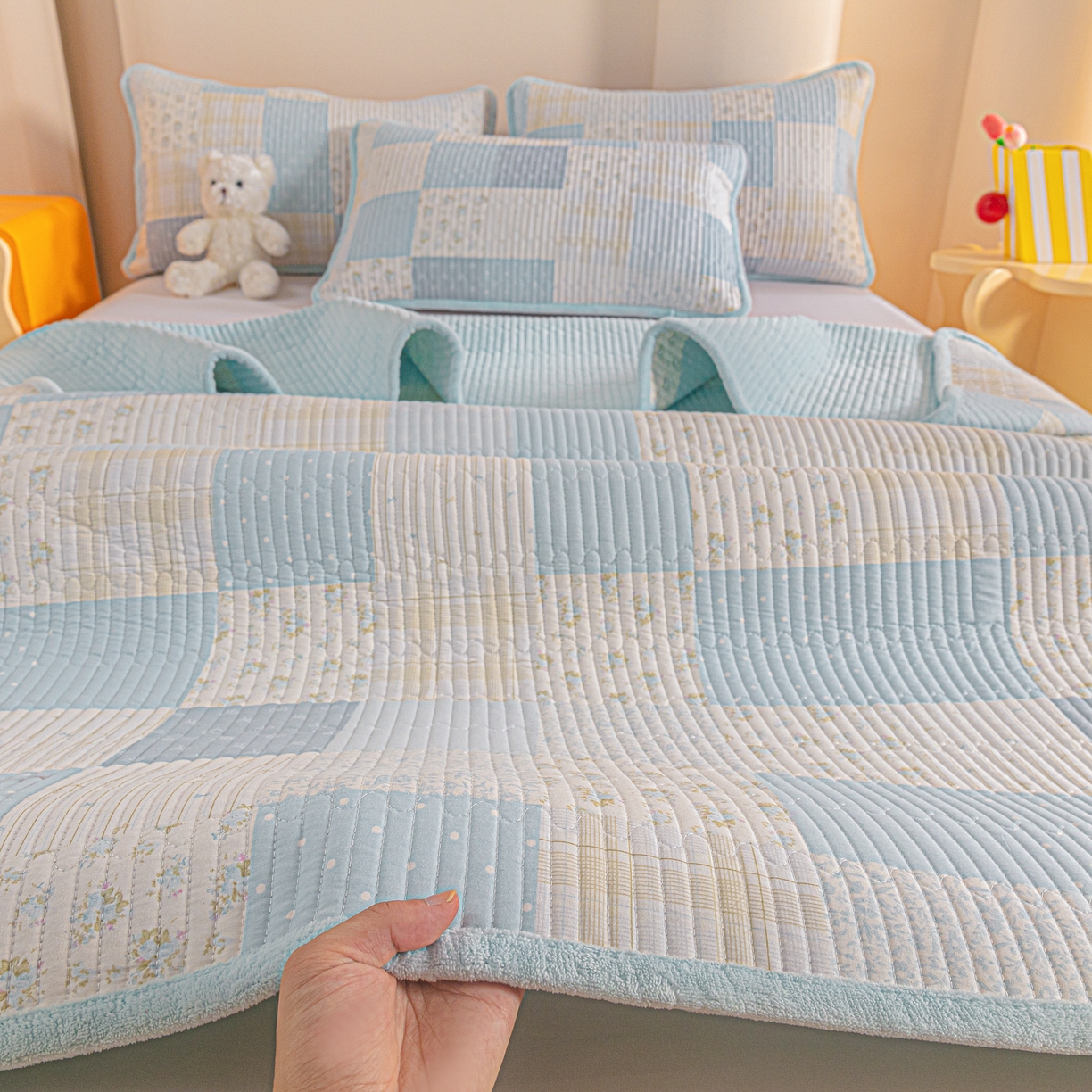 91家纺网 家纺一手货源 找家纺 恒尚居 2026新款纯棉牛奶绒床盖双面两用夹棉床单床垫-秋冬款 四季通用 芳菲-蓝【A纯棉-B牛奶绒】