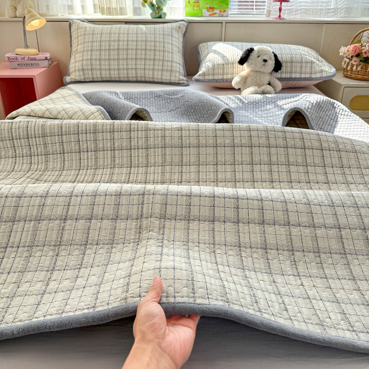 91家纺网 家纺一手货源 找家纺 恒尚居 2026新款纯棉牛奶绒床盖双面两用夹棉床单床垫-秋冬款 四季通用 简约格【A纯棉-B牛奶绒】