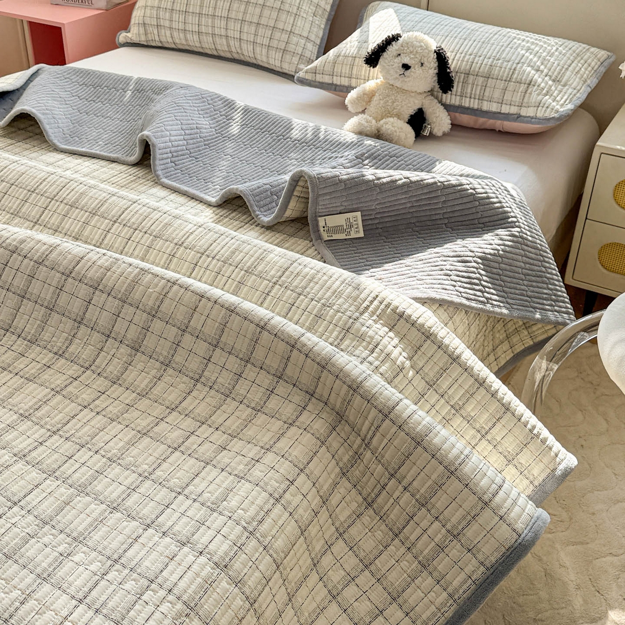 91家纺网 家纺一手货源 找家纺 恒尚居 2026新款纯棉牛奶绒床盖双面两用夹棉床单床垫-秋冬款 四季通用 简约格【A纯棉-B牛奶绒】