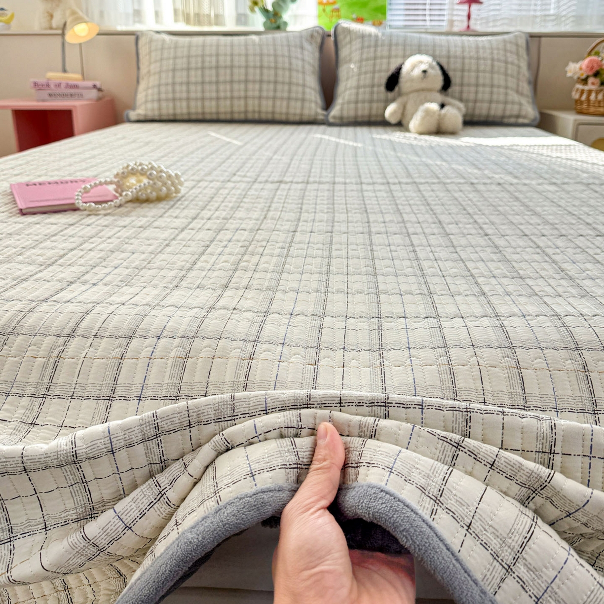 91家纺网 家纺一手货源 找家纺 恒尚居 2026新款纯棉牛奶绒床盖双面两用夹棉床单床垫-秋冬款 四季通用 简约格【A纯棉-B牛奶绒】