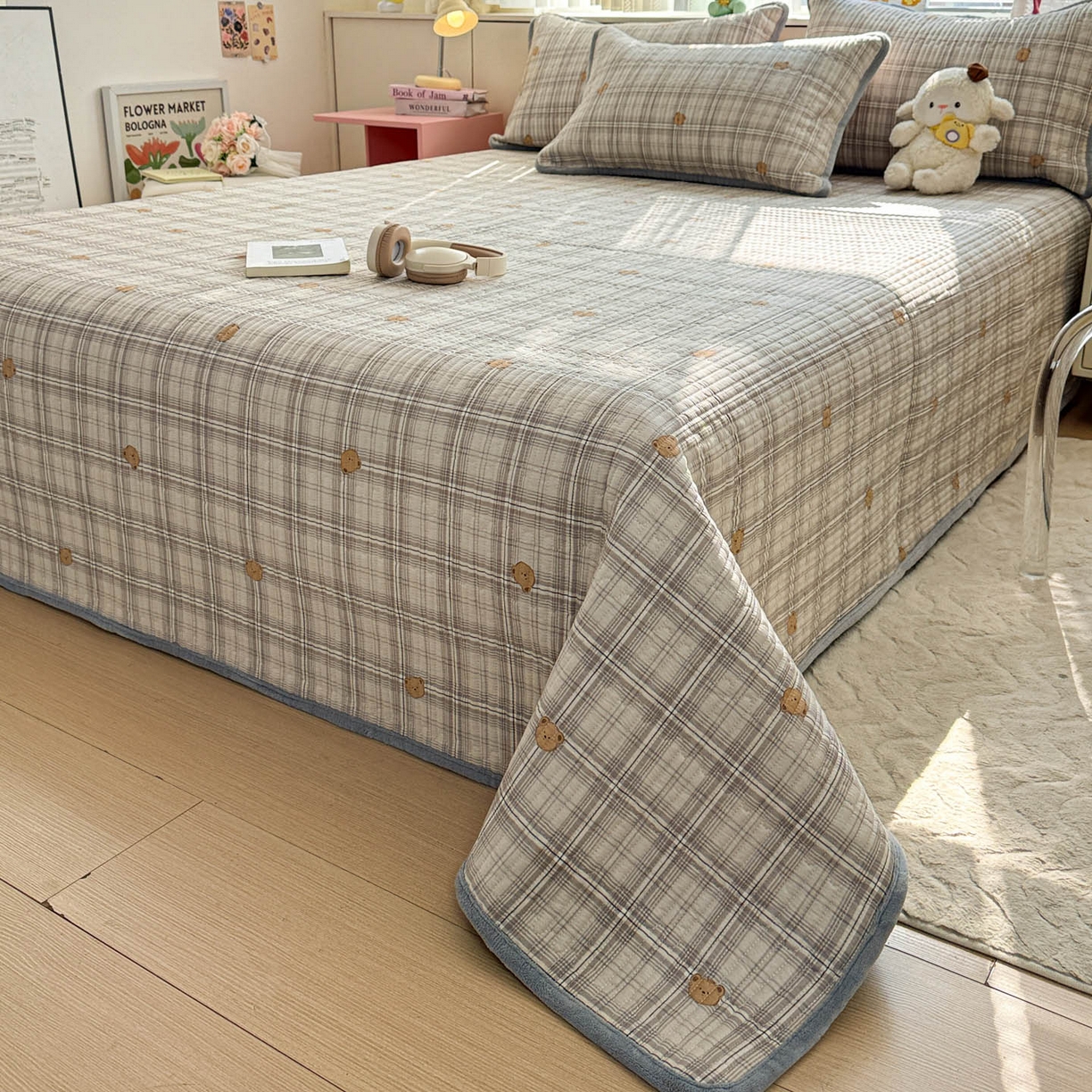 91家纺网 家纺一手货源 找家纺 恒尚居 2026新款纯棉牛奶绒床盖双面两用夹棉床单床垫-秋冬款 四季通用 米熊格【A纯棉-B牛奶绒】