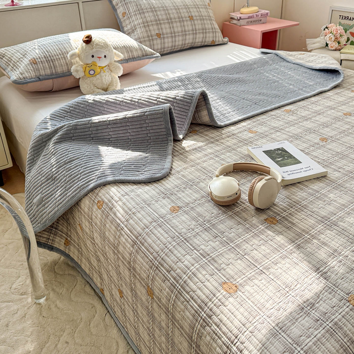 91家纺网 家纺一手货源 找家纺 恒尚居 2026新款纯棉牛奶绒床盖双面两用夹棉床单床垫-秋冬款 四季通用 米熊格【A纯棉-B牛奶绒】