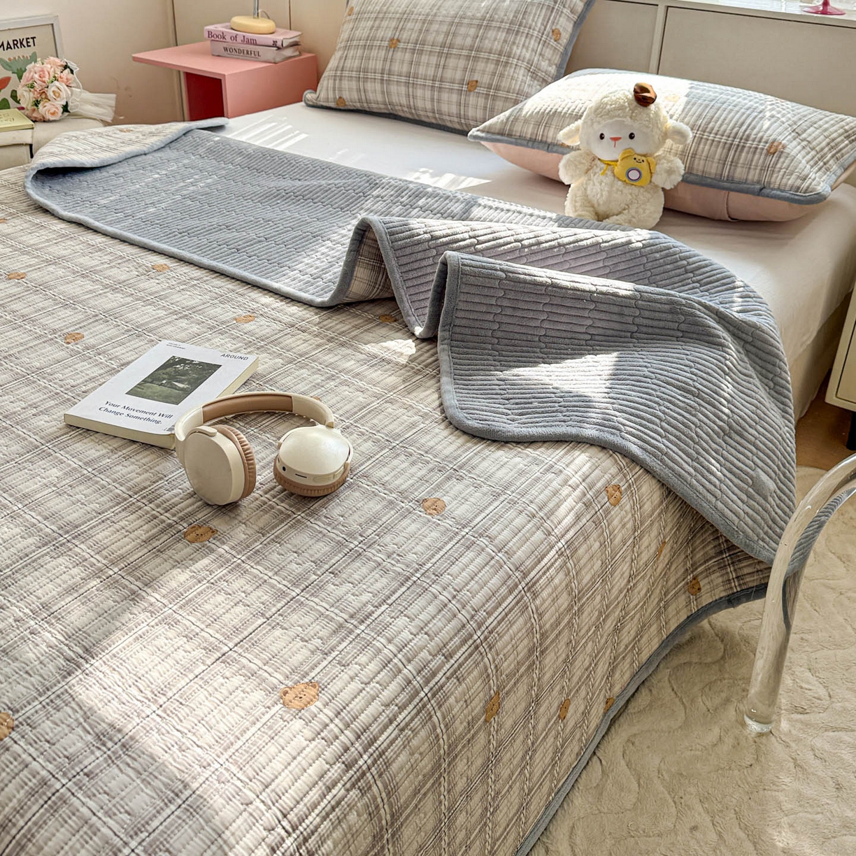 91家纺网 家纺一手货源 找家纺 恒尚居 2026新款纯棉牛奶绒床盖双面两用夹棉床单床垫-秋冬款 四季通用 米熊格【A纯棉-B牛奶绒】