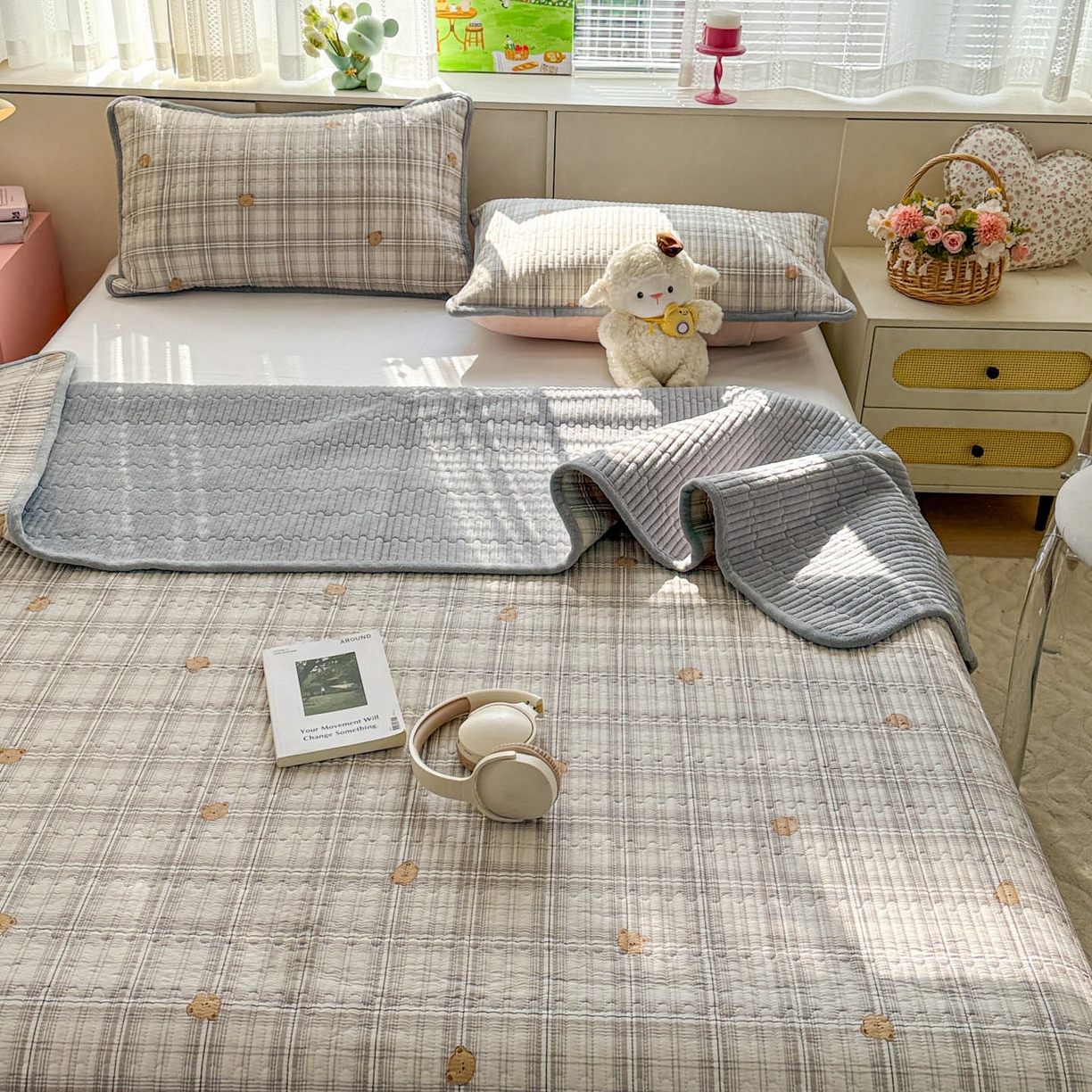 91家纺网 家纺一手货源 找家纺 恒尚居 2026新款纯棉牛奶绒床盖双面两用夹棉床单床垫-秋冬款 四季通用 米熊格【A纯棉-B牛奶绒】