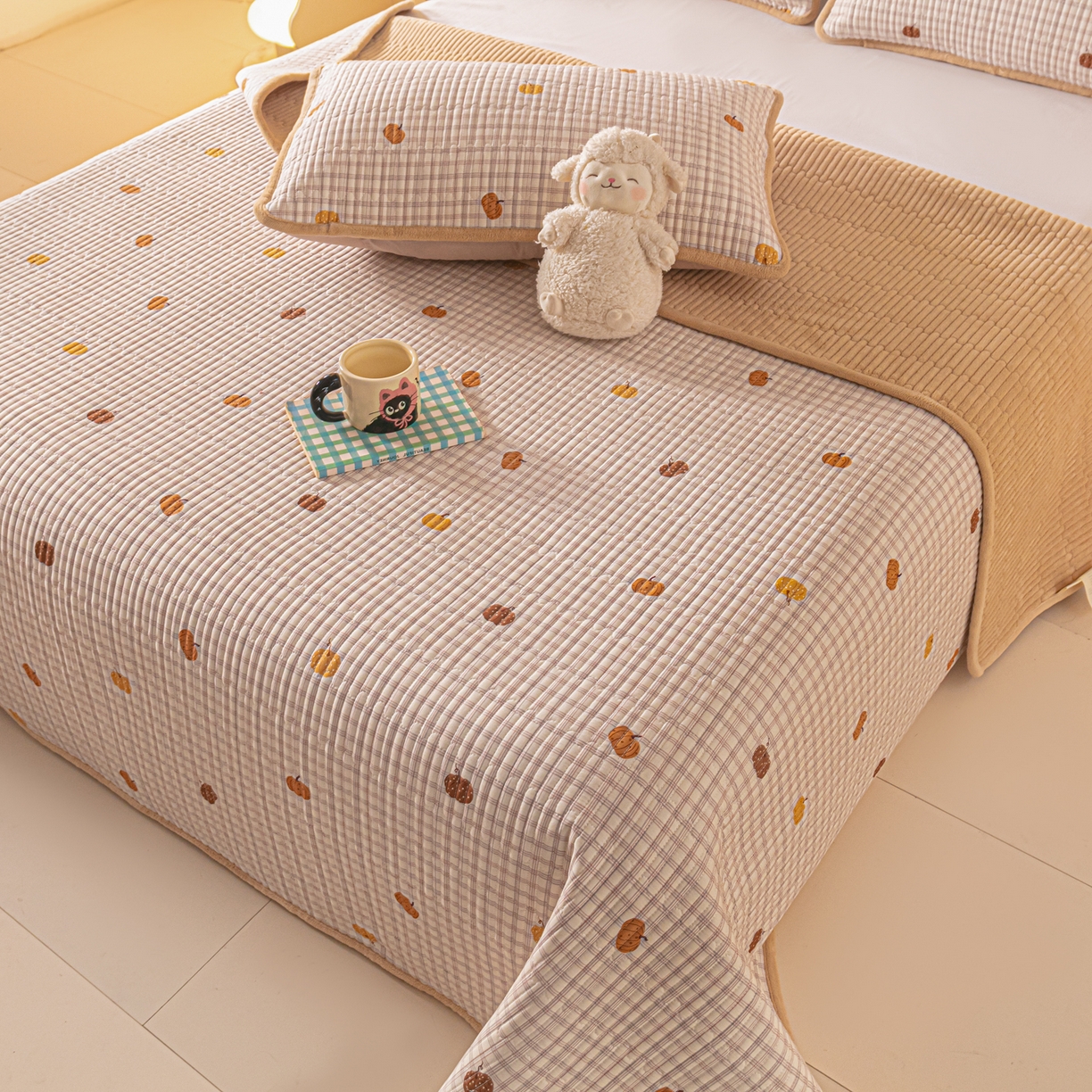 91家纺网 家纺一手货源 找家纺 恒尚居 2026新款纯棉牛奶绒床盖双面两用夹棉床单床垫-秋冬款 四季通用 南瓜奇趣【A纯棉-B牛奶绒】