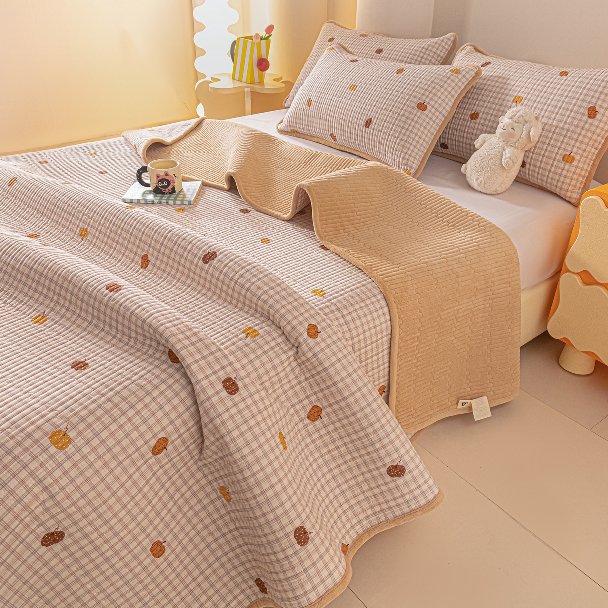 91家纺网 家纺一手货源 找家纺 恒尚居 2026新款纯棉牛奶绒床盖双面两用夹棉床单床垫-秋冬款 四季通用 南瓜奇趣【A纯棉-B牛奶绒】