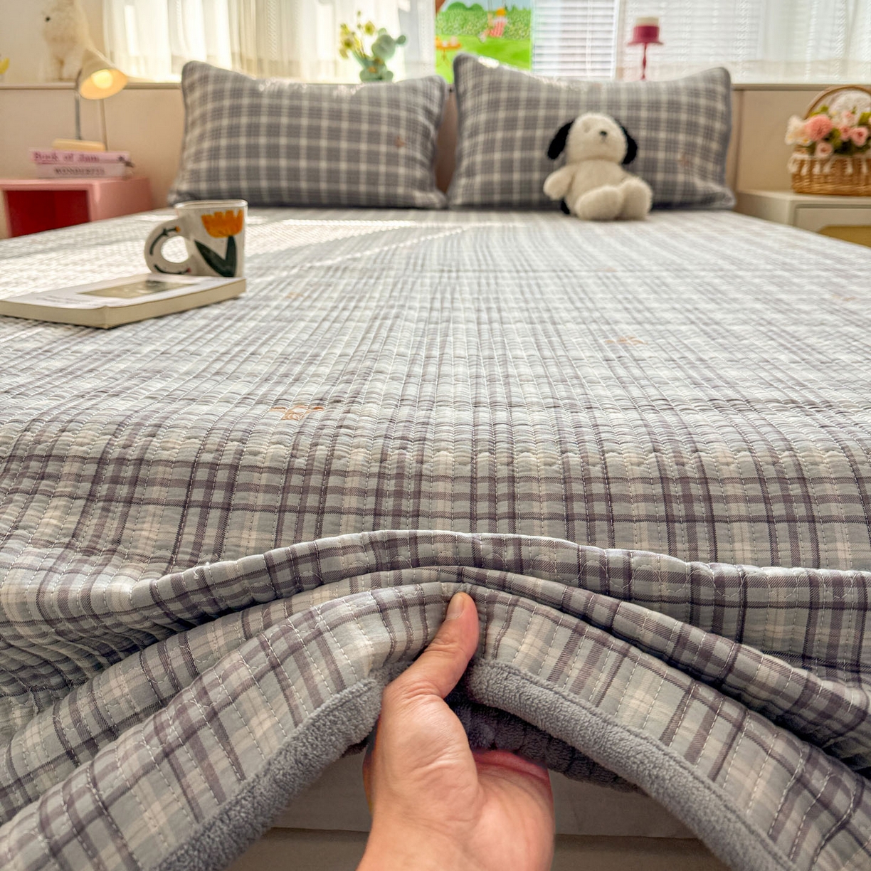 91家纺网 家纺一手货源 找家纺 恒尚居 2026新款纯棉牛奶绒床盖双面两用夹棉床单床垫-秋冬款 四季通用 淑女格-灰【A纯棉-B牛奶绒】