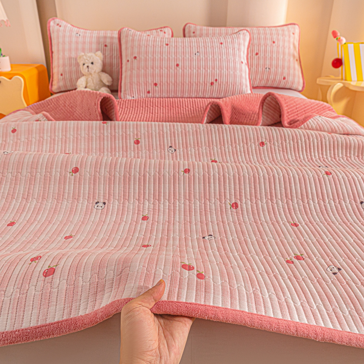 91家纺网 家纺一手货源 找家纺 恒尚居 2026新款纯棉牛奶绒床盖双面两用夹棉床单床垫-秋冬款 四季通用 小欢喜【A纯棉-B牛奶绒】