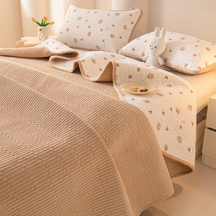 91家纺网 家纺一手货源 找家纺 恒尚居 2026新款纯棉牛奶绒床盖双面两用夹棉床单床垫-秋冬款 四季通用 樱桃小熊【A纯棉-B牛奶绒】