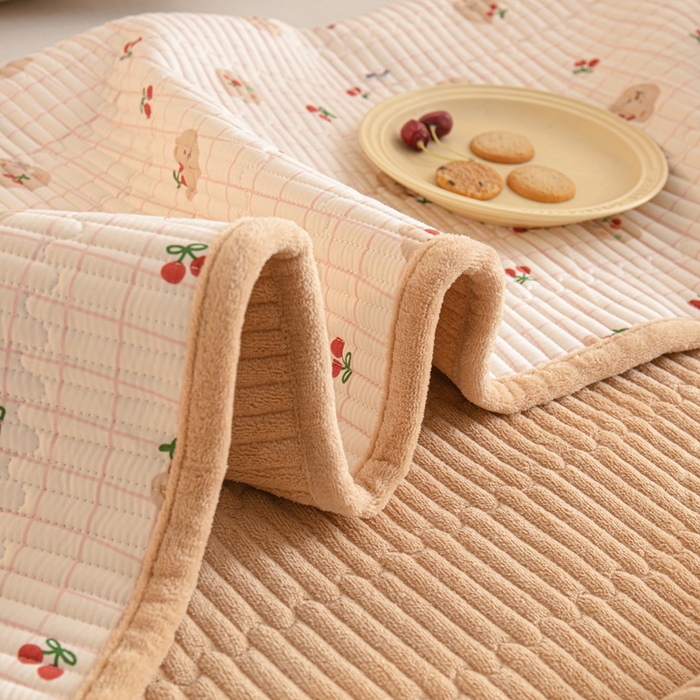 91家纺网 家纺一手货源 找家纺 恒尚居 2026新款纯棉牛奶绒床盖双面两用夹棉床单床垫-秋冬款 四季通用 樱桃小熊【A纯棉-B牛奶绒】