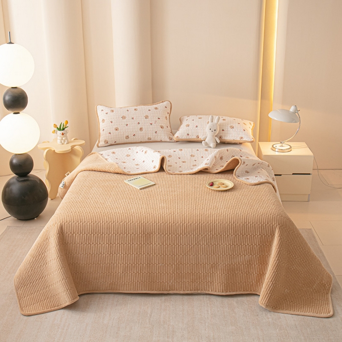 91家纺网 家纺一手货源 找家纺 恒尚居 2026新款纯棉牛奶绒床盖双面两用夹棉床单床垫-秋冬款 四季通用 樱桃小熊【A纯棉-B牛奶绒】