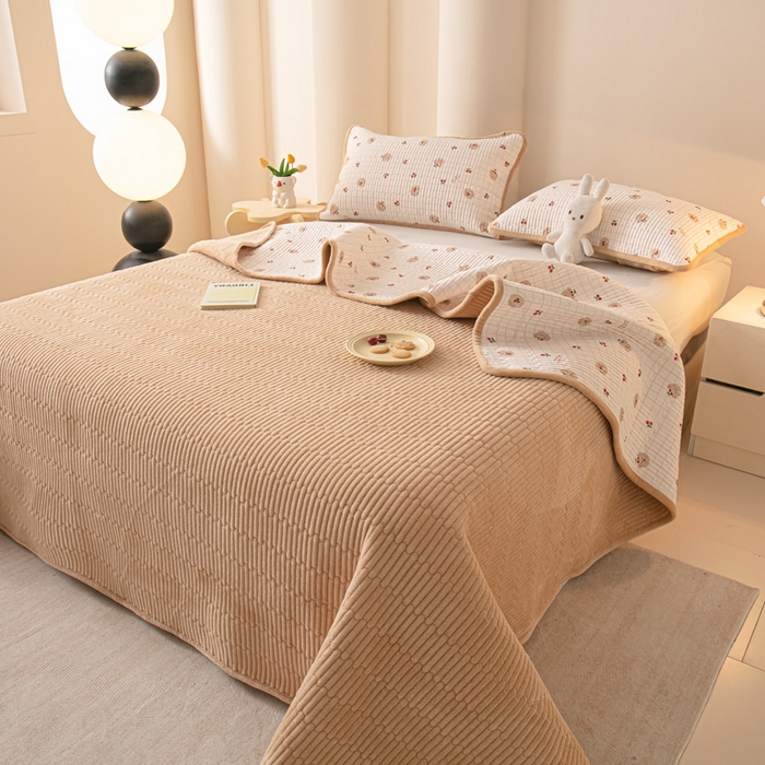 91家纺网 家纺一手货源 找家纺 恒尚居 2026新款纯棉牛奶绒床盖双面两用夹棉床单床垫-秋冬款 四季通用 樱桃小熊【A纯棉-B牛奶绒】