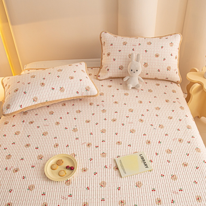 91家纺网 家纺一手货源 找家纺 恒尚居 2026新款纯棉牛奶绒床盖双面两用夹棉床单床垫-秋冬款 四季通用 樱桃小熊【A纯棉-B牛奶绒】