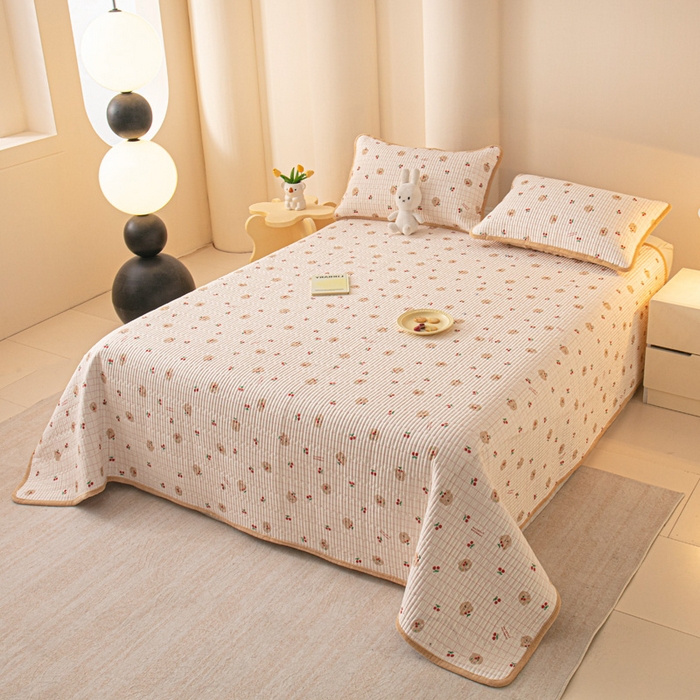 91家纺网 家纺一手货源 找家纺 恒尚居 2026新款纯棉牛奶绒床盖双面两用夹棉床单床垫-秋冬款 四季通用 樱桃小熊【A纯棉-B牛奶绒】