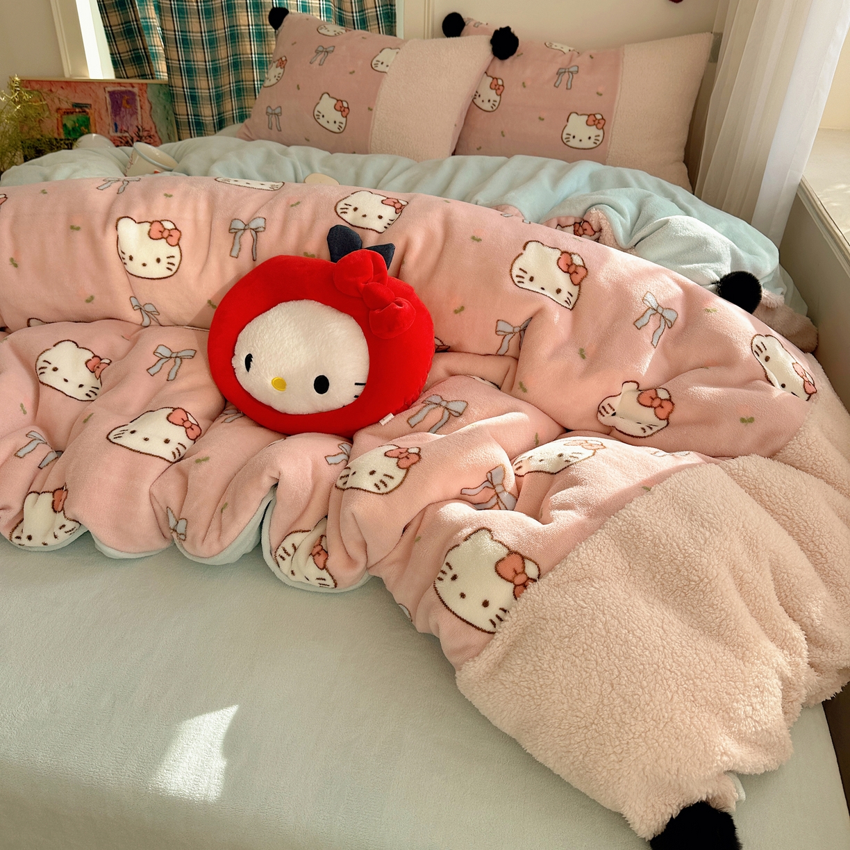 91家纺网 家纺一手货源 找家纺 （总）顾里家纺 2025新款甜风毛球羊羔拼接牛奶绒蝴蝶结花猫系列四件套